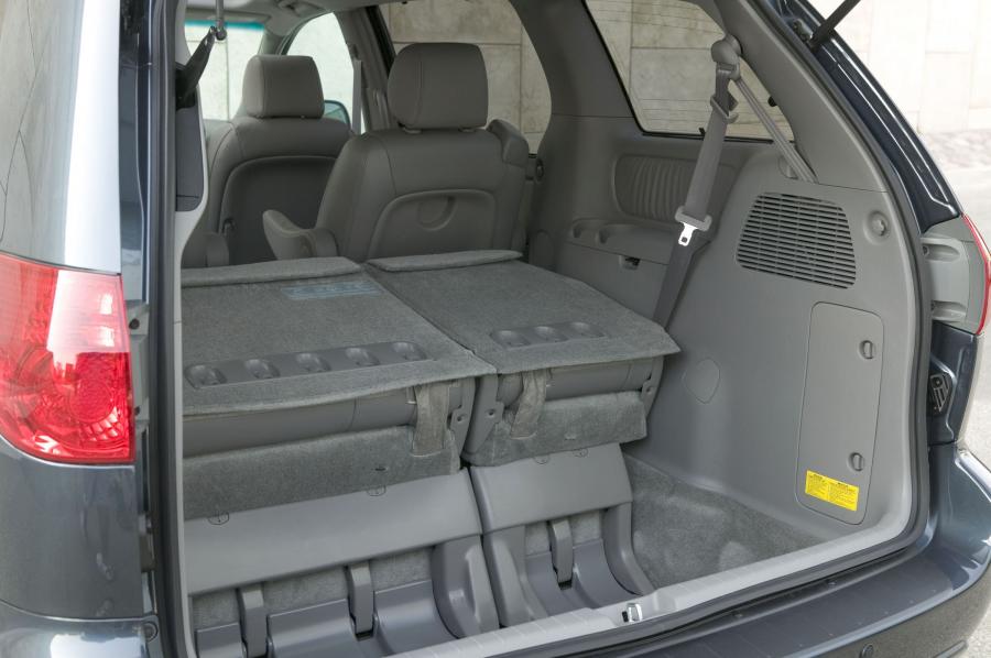  Toyota Sienna 2006 года  (фото 13 из 36)